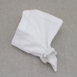 vit klassisk servett med hålsöm med tidlös svensk design