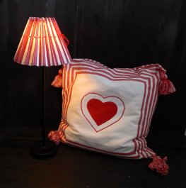kuddfodral hjärta med tofsar vit röd lantlig kuddfodral med svensk design