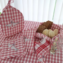 tehuva i rödvit rutigt tyg med sill o snaps svenska klassiska textilier