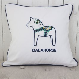 vit kuddfodral med blå dalahäst brodyr med svensk design