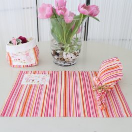 Färgglada bordstabletter med citat i randigt tyg med svenskl design