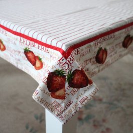 somrig lantlig duk midsommardukning jordgubbar