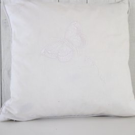 vit kuddfodral med broderad fjäril med svensk design