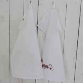 vit gästhandduk med monogram i vitt med svensk design i gårdsromantisk stil