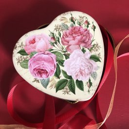 hjärtformad plåtask vintagestyle praliner godis låda i gammaldags stil rosmänstrad hjärtask