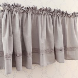 grå lantlig gardinkappa med spets i gårdsromantis stil