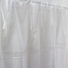 vit gårdsromantisk gardinlängd med knytband och spetsbård