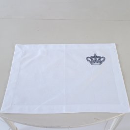 vit bordstablett med broderad krona kunglig krona som applikation svensk design