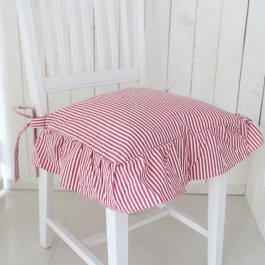 klassiskt stolsfodral i herrgårdsstil med rödvita ränder med svensk design gårdsromantisk stil