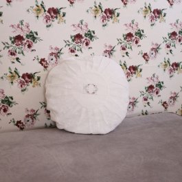 rund kudde i gammaldags stil gårdsromantiskt kuddfodral i vintagestil vit rund kudde med spets i lantlig charm