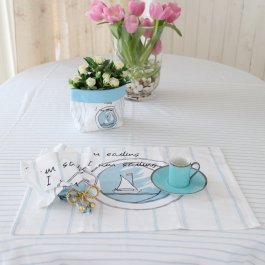 vit ljusblå bordstablett med segelbåtsmotiv