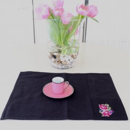 gårdsromantisk bordstablett svart tablett med broderad ros