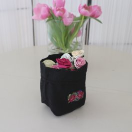 ljuvligt söt tygförvaring vintage inspirerad stil tygkorg till brödet blomman svart med rosbrodyr