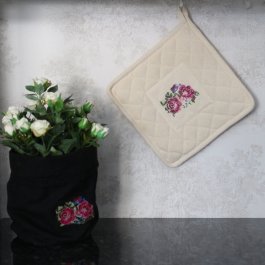 vacker quiltat grytlapp med rosbrodyr i gårdsromantisk stil unik svensk design