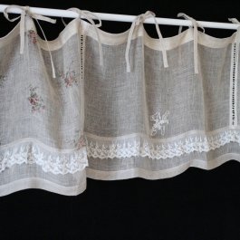 gårdsromantisk gardinkappa vacker gardinkappa med svagt blommönster i gråbeie linne