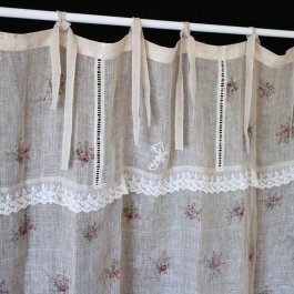 vacker gardinlängd i vintageinspierat mönster i gråbeige linne gårdsromantiska gardiner