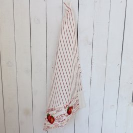 rödvit randig kökshandduk med jordgubbsmotiv i somrig svensk design