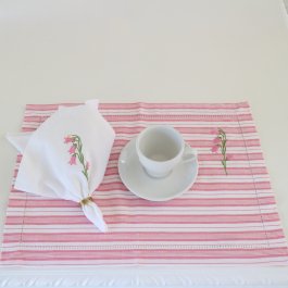 vacker lantlig gårdsromantisk bordstablett i tyg rosavit randig tablettmed broderad blomklocka med svensk design