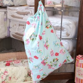 vacker gårdsromantisk tvättpåse i tyg tygförvaring i romantisk stil