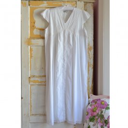 vita nattkläder i gammaldags stil med engelsk design