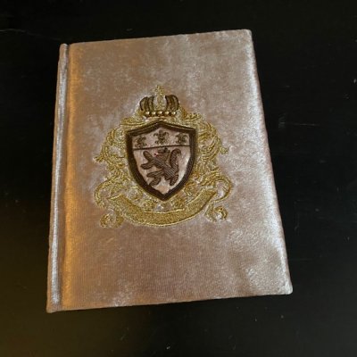 vacker gammaldags notebook sammetsbok anteckningsbok rosa sammet vapensköld