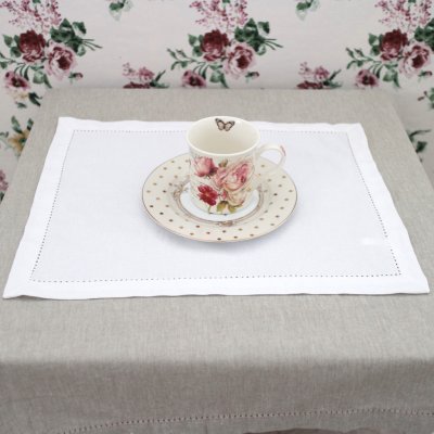 vit bordstablett med hålsöm klassisk dukning med vackra bordstabletter i tyg med svensk design