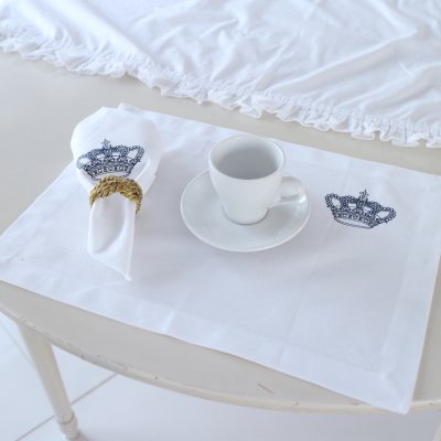 vit lantlig bordstablett med blå krona i klassisk stil